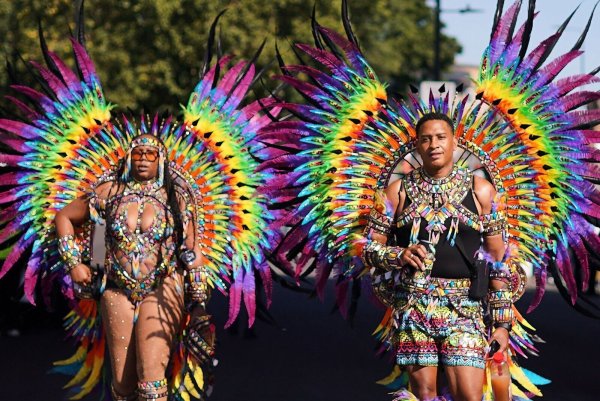 Beim Notting Hill Carnival gibt es bunte Kostüme, viel nackte Haut und karibische Rhythmen. - © Alberto Pezzali/AP/dpa