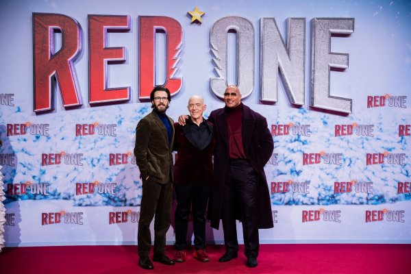 Chris Evans (l-r), J.K. Simmons und Dwayne Johnson auf dem Roten Teppich zur Weltpremiere des Films «Red One – Alarmstufe Weihnachten». - © Christoph Soeder/dpa