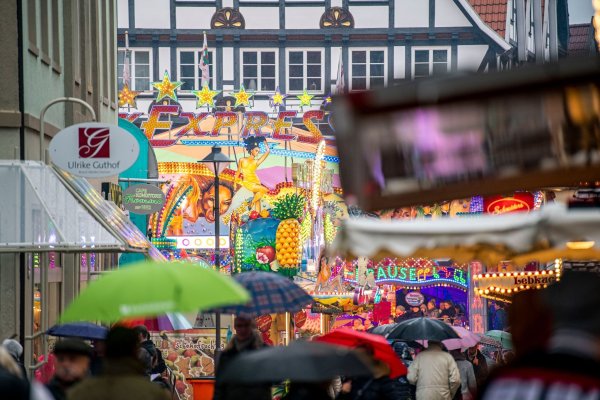Blinkende Jahrmarktbuden und rasante Fahrgeschäfte vor historischer Kulisse in Soest: Der Markenkern der Allerheiligenkirmes in Soest. (Archivbild) - © David Inderlied/dpa