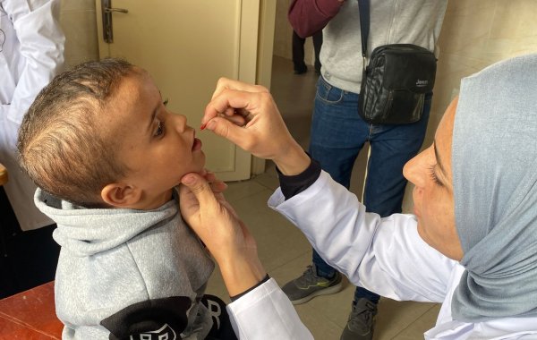 Die Polio-Impfkampagne im nördlichen Gazastreifen ist nach einer Unterbrechung wegen heftiger Kämpfe wieder angelaufen. - © Hadi Daoud Apaimages/APA Images via ZUMA Press Wire/dpa