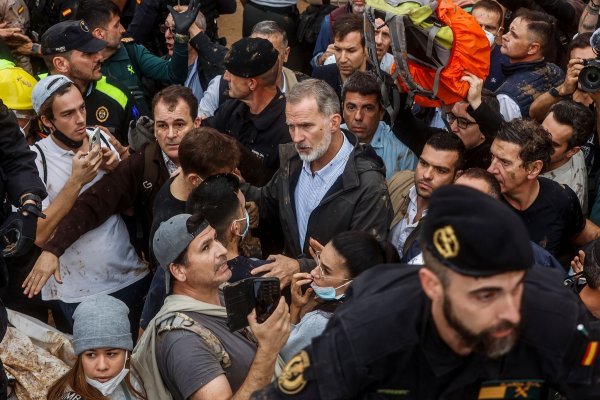 König Felipe im Katastrophengebiet. - © Rober Solsona/EUROPA PRESS/dpa
