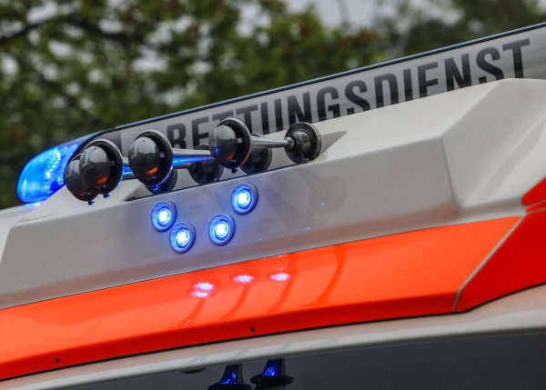 Ein 38 Jahre alter Autofahrer gerät im Autobahnkreuz Dortmund/Witten von der Fahrbahn ab und stirbt. Sein Beifahrer wird schwer verletzt. (Symbolbild) - © Oliver Berg/dpa