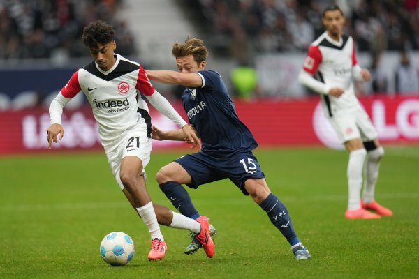 Frankfurts Nathaniel Brown (l) gelang gegen den VfL Bochum ein perfektes Startelf-Debüt für die Eintracht in der Bundesliga. - © Thomas Frey/dpa