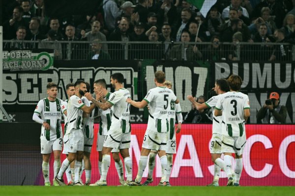 Die Gladbacher Spieler feiern den klaren Sieg gegen den SV Werder Bremen. - © Federico Gambarini/dpa