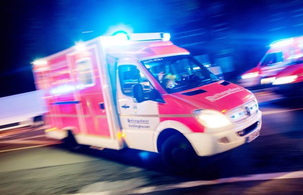 Ein 25-Jähriger gerät mit seinem Auto in Essen auf einen Gehweg und fährt eine Mutter an. Die beiden Unfallbeteiligten werden schwer verletzt in Krankenhäuser gebracht. - © Marcel Kusch/dpa