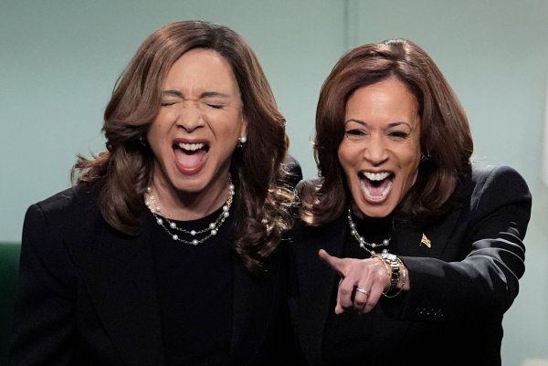 Im Wahlkampfendspurt scheut Harris keinen Spott - und wagt sich zu «Saturday Night Live». - © Jacquelyn Martin/AP/dpa