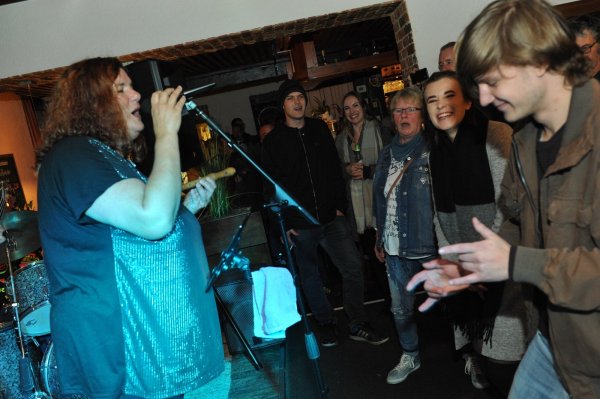 Auf unserem Foto bringt die „Relics Rockband"die Gäste im Ultimo zum Tanzen. - © Nicole Ellerbrake