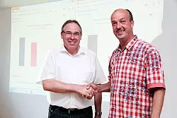 Zufriedener Alt- und Neubürgermeister: Friedrich Ehlert (links) hat diesmal 3,5 Prozentpunkte mehr geholt als bei der Bürgermeisterwahl vor fünf Jahren. Ihm gratuliert SPD-Gegenkandidat Manfred Miske. - © Foto: Pavlustyk