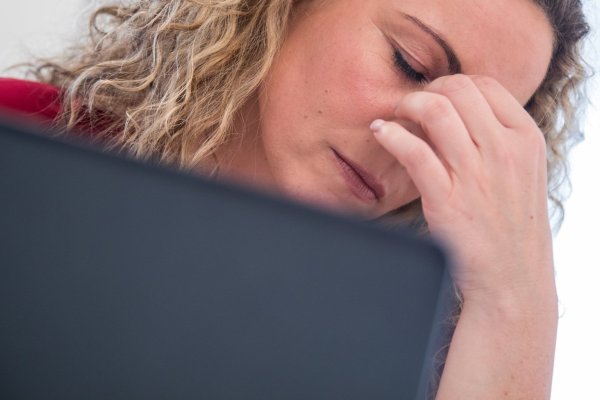 Frau hält sich die Hand vors Gesicht - © Foto: Christin Klose/dpa-tmn