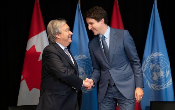 Justin Trudeau (r), Premierminister von Kanada, begrüßt Antonio Guterres, Generalsekretär der Vereinten Nationen, während eines bilateralen Treffens. - © Paul Chiasson/The Canadian Press/AP/dpa