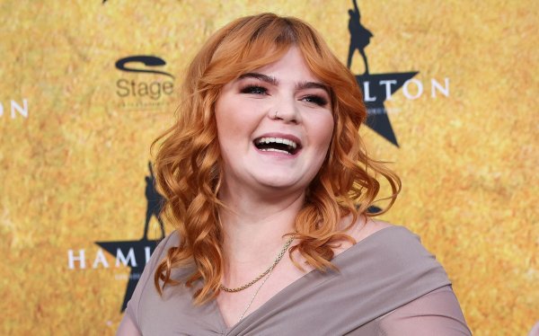 Sophie Passman läuft über den roten Teppich zur Deutschland-Premiere des Musicals «Hamilton» im Operettenhaus Hamburg. - © Christian Charisius/dpa