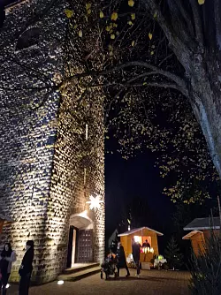 Alle Jahre wieder: Die angestrahlte evangelisch-reformierte Kirche sorgte auch beim Bösingfelder Weihnachtsmarkt 2024 für viel Atmosphäre. - © Fotorechte: Gemeinde Bösingfeld