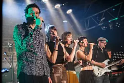 Im Einklang: Die S&auml;nger Simon Herten (von links), Clara Fabian, Anna Borsdorf und Karin Peters erschaffen spannende Harmonien gemeinsam mit Gitarrist Martin Rudkowski und Bandleader und Pianist Sebastian M&uuml;ller. - &copy; Sebastian Palzhoff