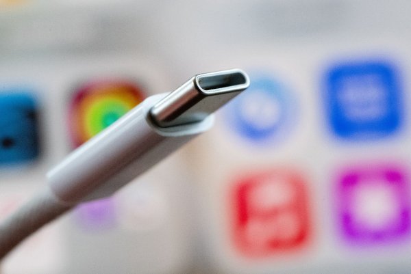 Was kann das Kabel? Angaben zu Datenspeed und Watt: Das USB Implementers Forum hat neue Logos für USB-Ports und USB-C-Kabel entwickelt. - © Franziska Gabbert/dpa-tmn