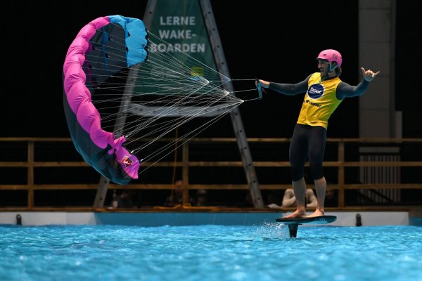 Bei der Wassersportmesse «Boot» sind vom 18. bis zum 26. Januar zahlreiche Surf-Vorführungen geplant. Es gibt auch einen Tauchturm. - © Federico Gambarini/dpa