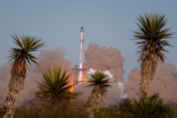 Die Rakete «Starship» von SpaceX startet zu ihrem Testflug von der Starbase in Boca Chica. - © Eric Gay/AP/dpa