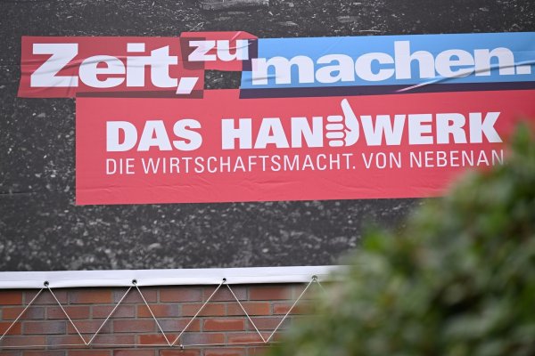 Ein Werbeplakat des Handwerks hängt vor dem Sitz der Dachorganisation Handwerk.NRW. - © Wolf von Dewitz/dpa
