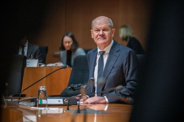 Scholz verteidigte den Atomausstieg. - © Michael Kappeler/dpa