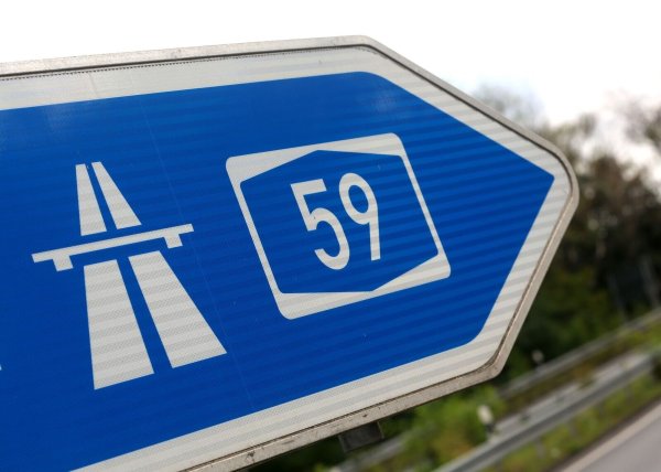 Die Autobahn wird bis Montagmorgen in beiden Richtungen wegen Bauarbeiten gesperrt. - © Roland Weihrauch/dpa