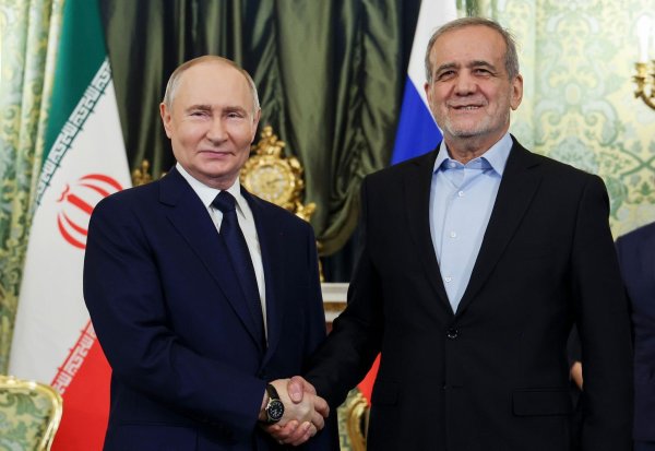 Der russische Präsident Wladimir Putin (l.) und der iranische Präsident Massud Peseschkian besiegeln eine strategische Partnerschaft. - © Vyacheslav Prokofyev/Pool Sputnik Kremlin/AP/dpa