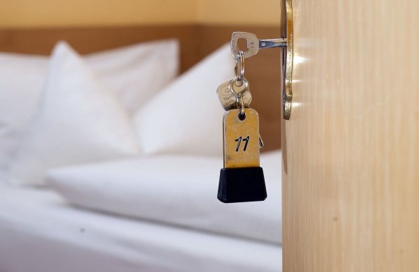 Ende 2024 haben mehr Gäste in Hotels oder anderen Unterkünften übernachtet als ein Jahr zuvor (Symbolbild). - © Swen Pförtner/dpa