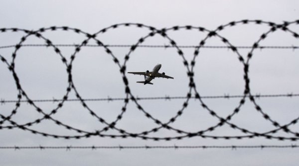 Nun steht fest: Das zweite Abschiebegefängnis in NRW soll in Mönchengladbach entstehen. (Symbolbild) - © Julian Stratenschulte/dpa