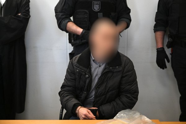 Der wegen Mordes an der neunjährigen Valeriia Angeklagte wartet am Landgericht Chemnitz auf den Beginn seines Prozesses. - © Hendrik Schmidt/dpa