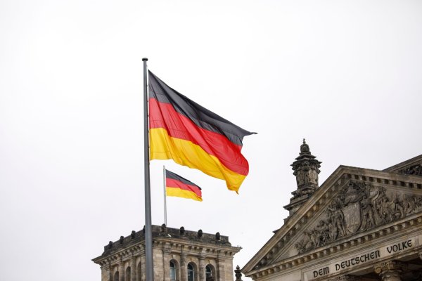 Besonders in strukturschwachen Regionen Ostdeutschlands ist die Zufriedenheit mit der Demokratie gering. (Archivbild) - © Carsten Koall/dpa