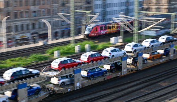 Neuwagen: Bei Verbrauchern stehen für den nächsten Autokauf Verbrenner wieder höher im Kurs. (Archivbild) - © Hendrik Schmidt/dpa