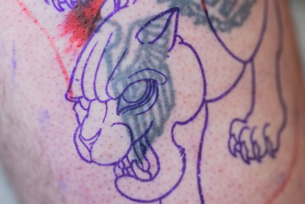 In einem Tattoo-Studio in Siegen werden Reichsadler, Hakenkreuze und andere Hass-Symbole kostenlos mit neuen Tattoos übermalt. - © Rolf Vennenbernd/dpa