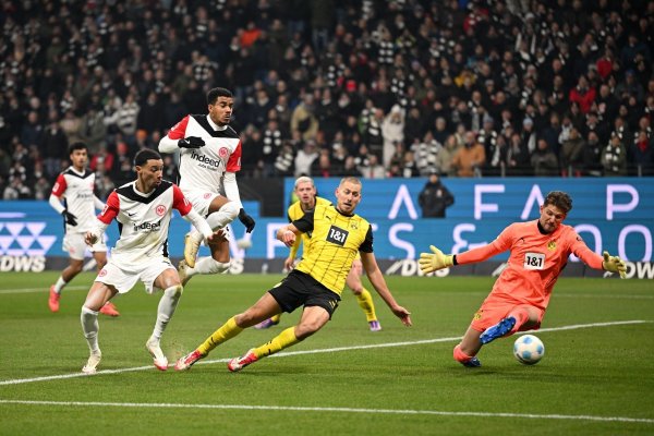 Ekitiké beim 1:0 für die Eintracht. - © Arne Dedert/dpa