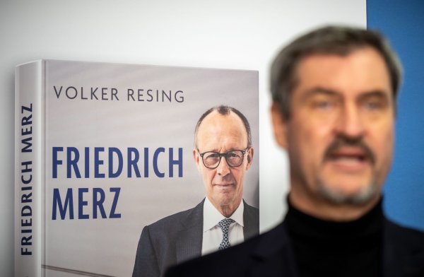 «Friedrich Merz ist kantig, ja. Aber da weiß man, was man hat», so Markus Söder über den CDU-Chef. - © Michael Kappeler/dpa