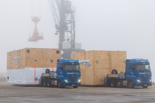 Die Größe der Teleskop-Teile hat selbst Schwertransporter an ihre Grenze gebracht. - © Christoph Reichwein/dpa