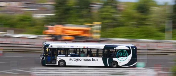 Ein autonomer Bus fährt über die Forth Road Bridge in Schottland. Erstmals kommt in Großbritannien ein selbstfahrender Bus im regulären Linienbetrieb zum Einsatz. - © Andrew Milligan/PA Wire/dpa/Archivbild