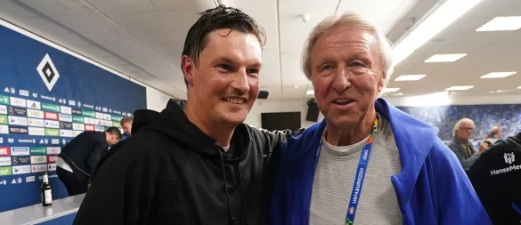 Horst Hrubesch (r) nach dem HSV-Aufstieg mit Trainer Merlin Polzin. - © Marcus Brandt/dpa