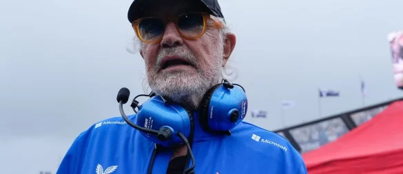 Flavio Briatore ist nun auch offiziell Chef bei Alpine. - © Asanka Brendon Ratnayake/AP/dpa