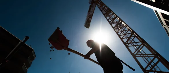 Menschen, die draußen und in körperlich anstrengenden Berufen arbeiten, sind Sonne ausgeliefert. Die Folge können Hitzeerkrankungen sein. - © Florian Gaertner/dpa/dpa-tmn