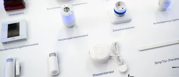 Alles im Griff: Mit einem Smart-Home-System lassen sich Heizung, Licht und Sicherheit bequem steuern. - © Florian Schuh/dpa-tmn