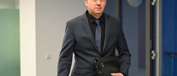Im Prozess von Ex-Schiedsrichter Manuel Gräfe gegen den DFB ist das Urteil des Oberlandesgerichts Frankfurt verschoben worden. - © Arne Dedert/dpa