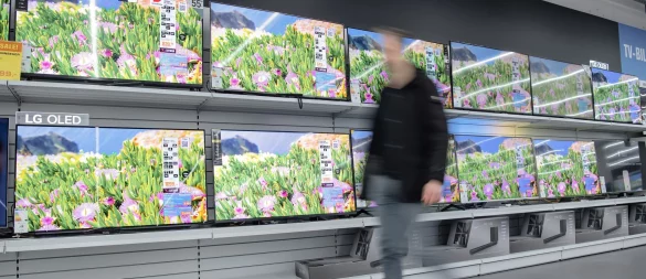 LCD oder OLED? Das ist nur eine von vielen Fragen, die man vor dem TV-Kauf für sich klären sollte. - © Laura Ludwig/dpa-tmn