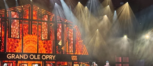 Großer Moment: Das Duo «Johnnyswim» darf auf der Grand Ole Opry in Nashville spielen. - © Verena Wolff/dpa-tmn