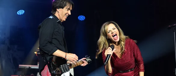 Harmonierten gut miteinander: Roxette-Urgestein Per Gessle und Neuzugang Lena Philipsson. - © Felix Hörhager/dpa