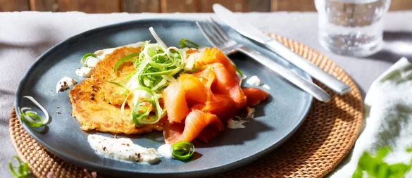 Frischer Rösti-Twist: Mit Kimchi, Räucherlachs und Zitronenquark wird das Kartoffelrösti leicht und sommerlich. - © KMG/die-kartoffel.de/dpa-tmn