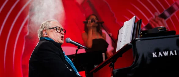 Heinz Rudolf Kunze singt bei dem Konzert in den Gärten der Welt. (Archivbild) - © Carsten Koall/dpa
