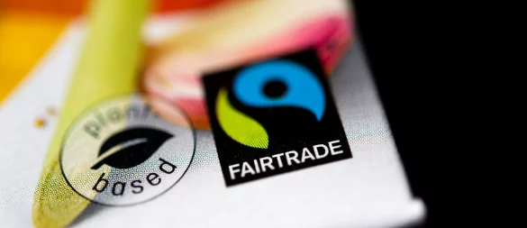 Ist eine Lebensmittelverpackung mit einem Fairtrade-Siegel gekennzeichnet, müssen alle Zutaten zu 100 Prozent aus Fairtrade zertifizierten Rohstoffen bestehen. - © Sina Schuldt/dpa/dpa-tmn