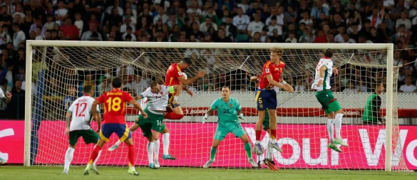 Spanien gewinnt souverän das Auftaktspiel in Bulgarien. - © Tony Uzunov/AP/dpa