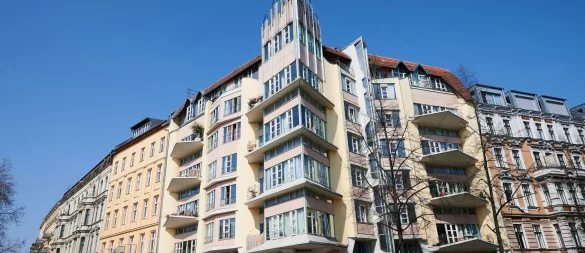 Hinrich Ballers Architektur ist eigenwillig und fällt auf - ein Beispiel ist das Torhaus am Fraenkelufer. (Archivfoto) - © Annette Riedl/dpa-Zentralbild/ZB