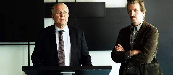 Der damals zuständige Staatsanwalt Gero Schmidt (Harald Krassnitzer, li.) und Ermittler Kai Matzen (Karsten Antonio Mielke, re.) informieren die Presse über den Fund der Leiche. - © Hans-Joachim Pfeiffer/ARD Degeto/Programmplanung und P/dpa