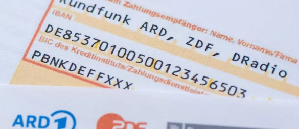 Für alle, die den Rundfunkbeitrag per Überweisung bezahlen, gibt es eine Veränderung. - © Sebastian Kahnert/dpa