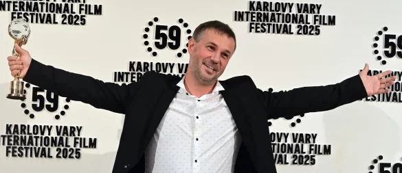 Der slowakische Regisseur Miro Remo posiert mit seiner Auszeichnung in der Hand. Miro gewann den Hauptpreis des 59. Karlsbader Filmfestivals. - © Slavomír Kube/CTK/dpa